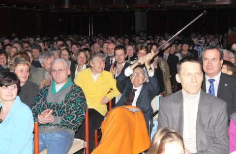 Jubilant Mllan Uherek zdravil netradičně svůj Severáček a diváky velkého vánočního koncertu v Domě kultury v Liberci.
